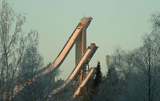 Les tremplins de Lahti au lever de soleil.
