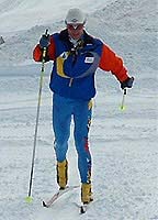 Là c'est mieux :  Pierre est en phase de glisse à l'équilibre, la jambe avant est tendue, le ski arrière peut revenir sans claquer dans le fond de la trace.