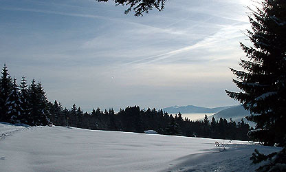 Début de la piste de la Biche, mer de nuages dans la plaine, soleil en montagne !