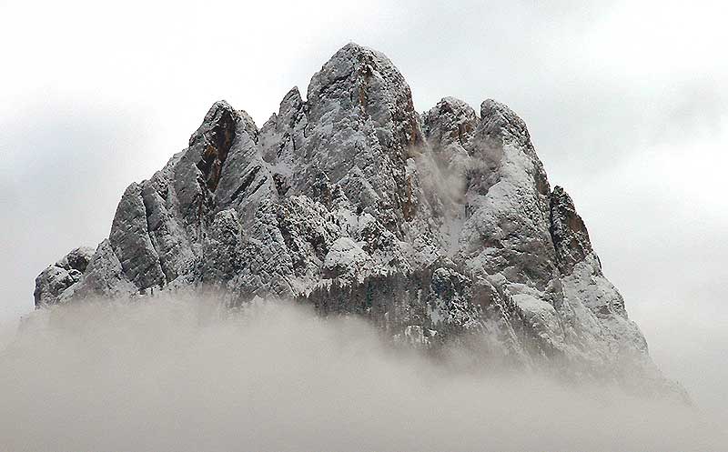 Les aiguilles de Pera di Fassa dans la brume...