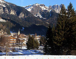 Vigo di Fassa, en fond de vallée, avec les Dolomites en arrière-plan...