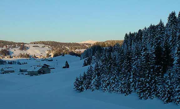 Coucher de soleil sur Lajoux. Tout au fond, la Dôle brille encore...