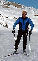 Adrien : les épaules  et le bassin restente entre les 2 skis !