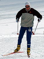 Les épaules ne sont pas encore parfaitement revenues perpendiculaires au ski de glisse. Le bassin est très légèrement vers l'extérieur de la jambe de glisse pour maintenir l'équilibre...