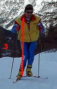 La poussée de bâton se termine, la flexion est en cours, le ski de glisse est encore en l'air...