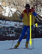 Alignement épaules-bassin-jambe d'attaque parrallèlement au bâton. Les épaules doivent être verrouillées.