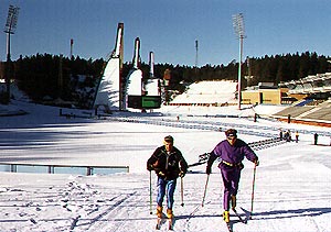 Encore NOUS ... et les tremplins de Lahti, au fond du stade.