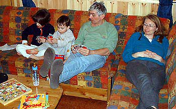 ... et Serge aux cartes.  Dis, t'aurais pas tendance à regarder le jeu de Cyril ?