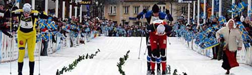 Sprint pour la victoire à l'arrivée à Mora : c'est un suédois (en jaune) qui l'emporte en 3h58'23"... Nous, on est encore loin !