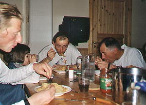 Tout le monde est copncentré sur ses pâtes !