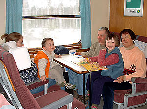 Isabelle, Cyril, Serge, Cyril et Monique dans le train pour Mora.